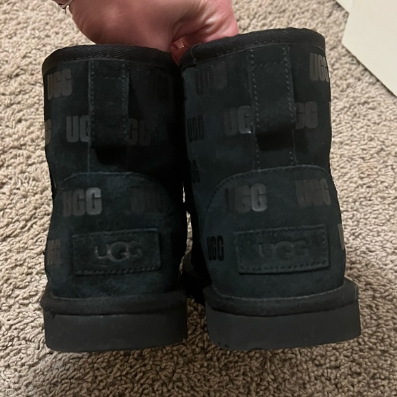 ⭐️ UGG Kids Classic II Mini Boot Ugg Print - size 3 ⭐️ - Picture 2 of 8